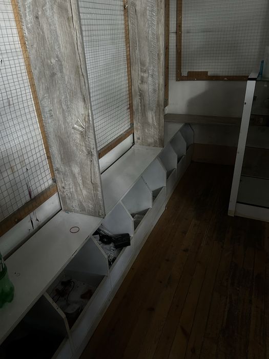 Aksesuar mebel va telefon polka sotiladi