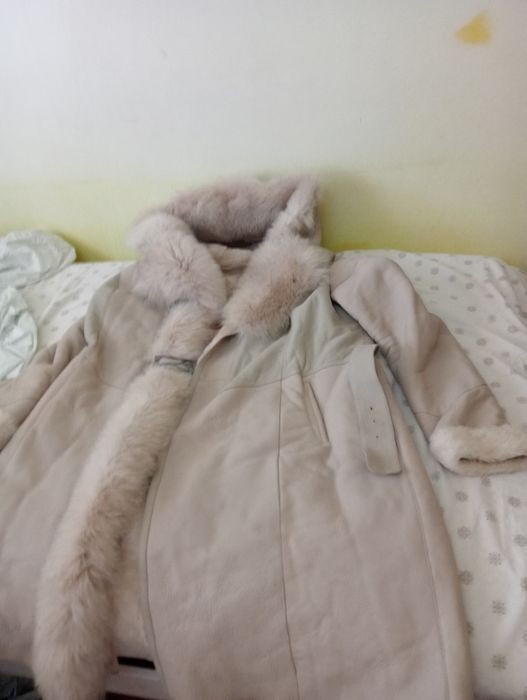 Vând haine blană naturală.