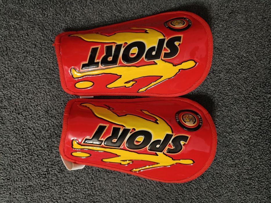 Продаю футбольные щитки