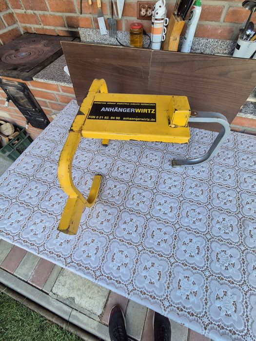 Antifurt sau blocator roată pentru mașină sau remorcă