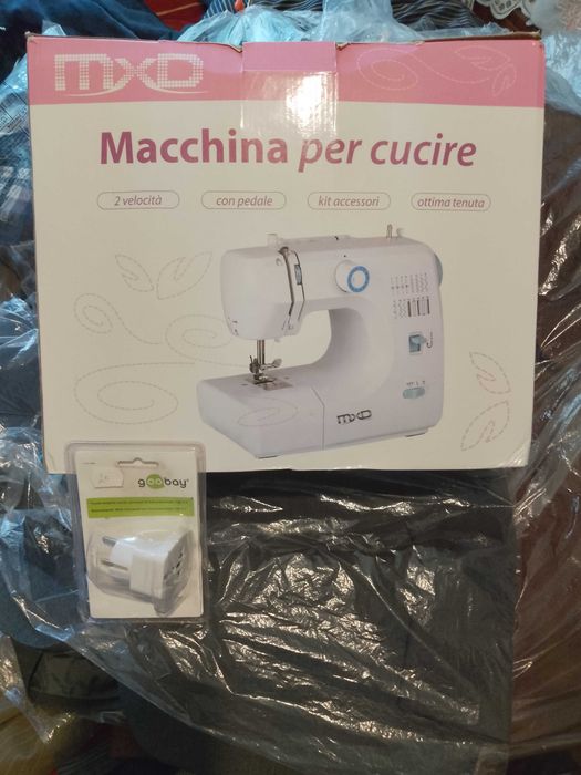 Văd mașină de cusut din Italia nefolosita ,e in cutia ei
