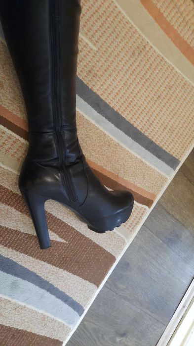 Продаются кожаные сапоги на платформе