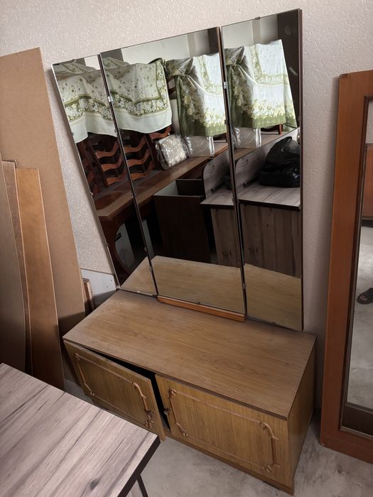 Трюмо с зеркалом