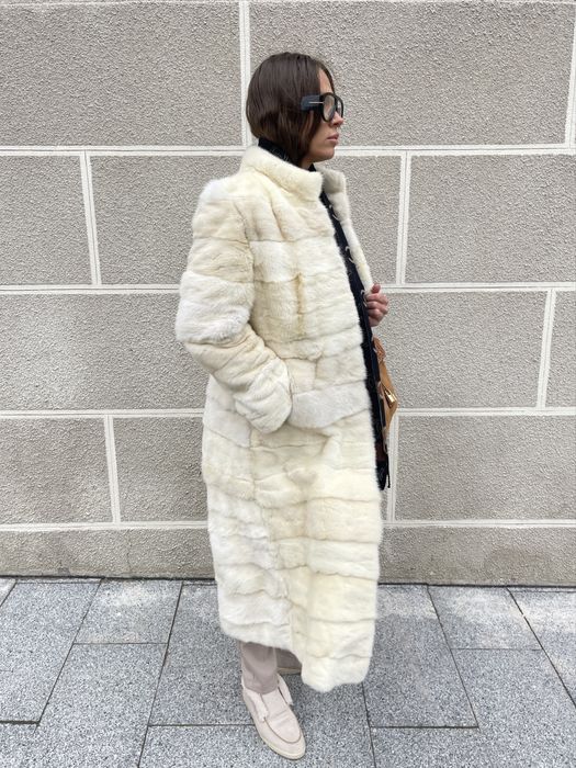 Haina lunga din blana naturala de vizon culoarea untului