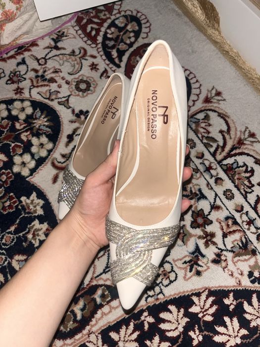 Продам белые туфли