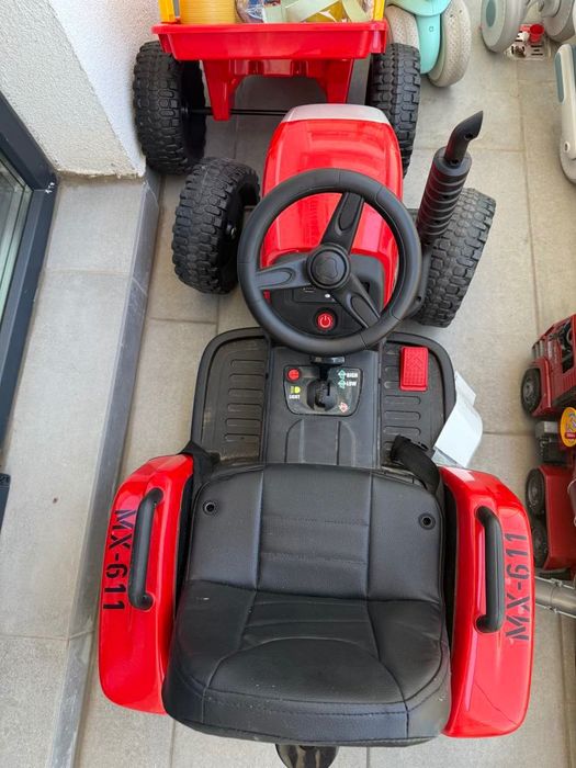 Tractoras de plimbat copiii, cu remorca