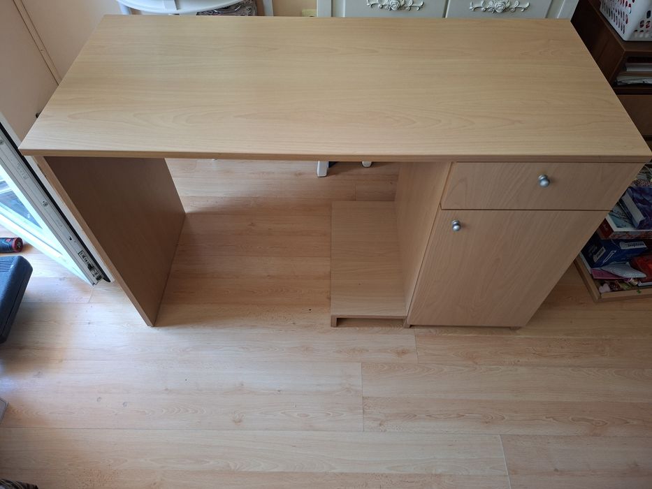 Голямо бюро за компютър