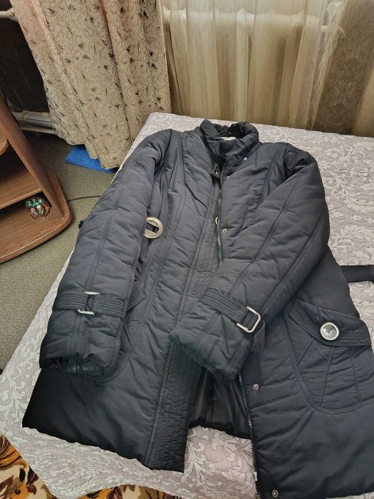 Продаются    две   женские   куртки  толстая   и  тонкая  куртки