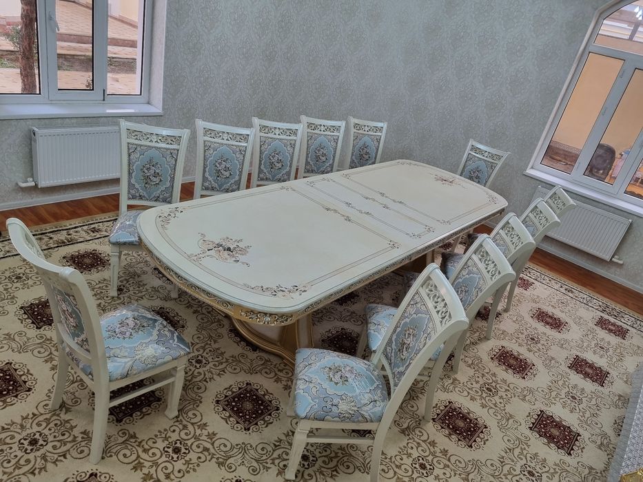 Комплект деревянного стола и стульев