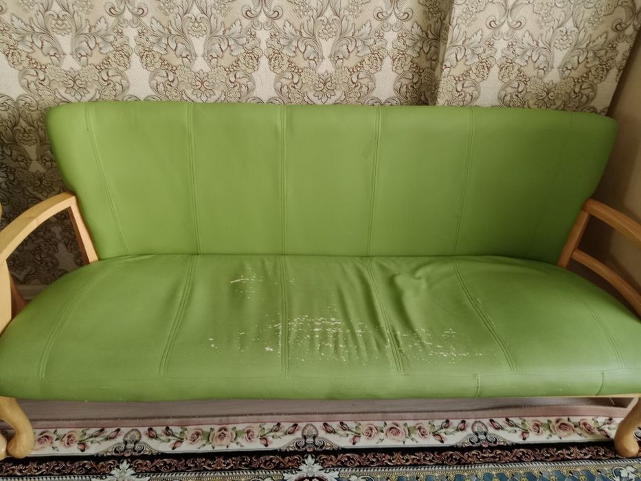 Диван и журнальный столик