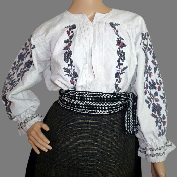 Costum popular vechi din Banat pe canepa cu catrinta fir metalic M-L