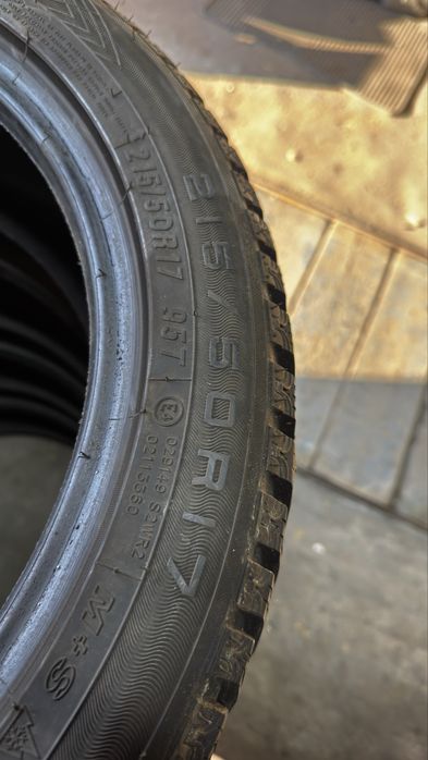 Продам комплект зимней резины 215/50.17