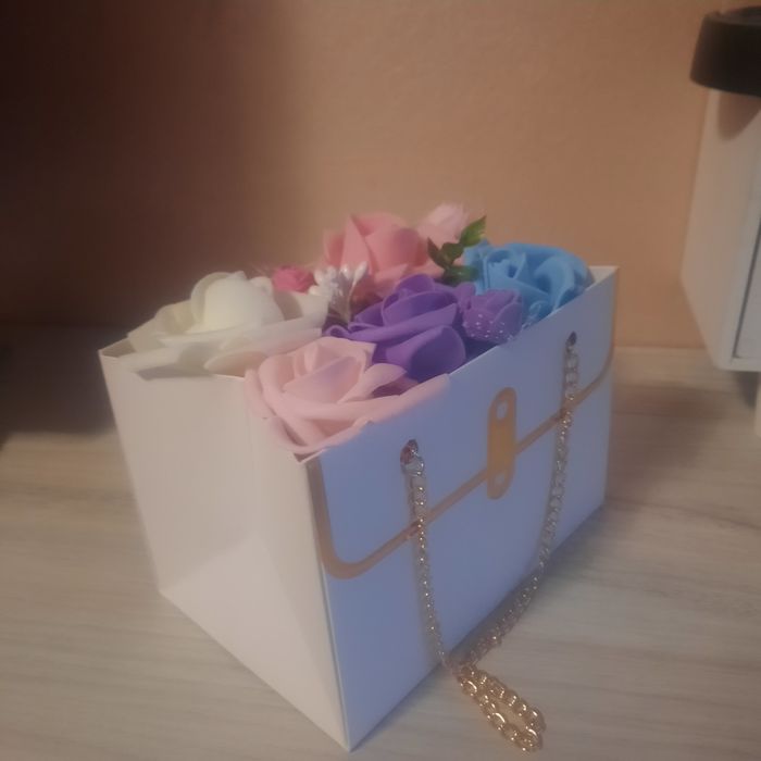 Малки букетчета и кутия