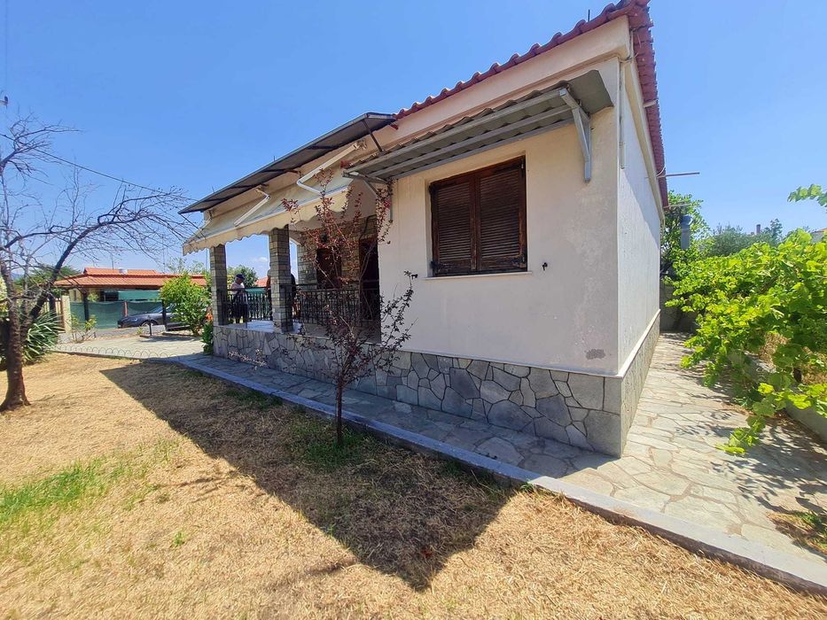 Продава с площ 85 м2 и двор 508 м2 в Паралия Врасна, Гърция