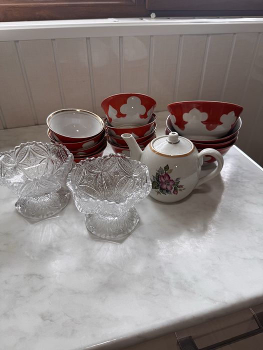 Чайник, пияла и конфетницы