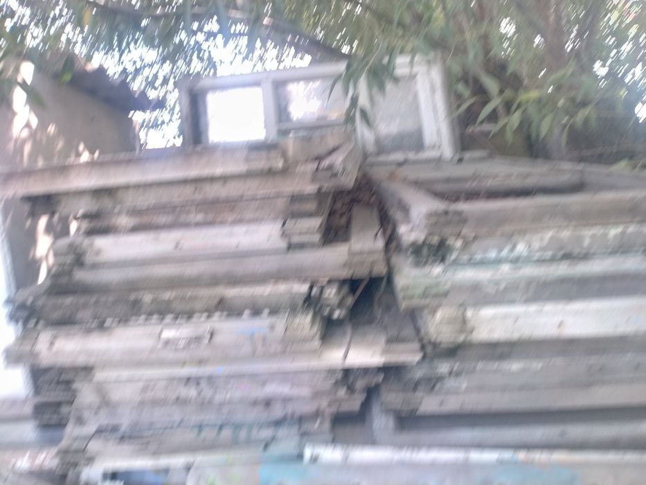 Старые оконные рамы со стеклом.