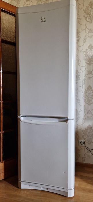 Продам холодильник Indesit