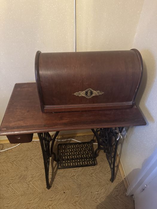 Masina de cusut singer cu tot cu mobilier 115 ani. Stare perfecta