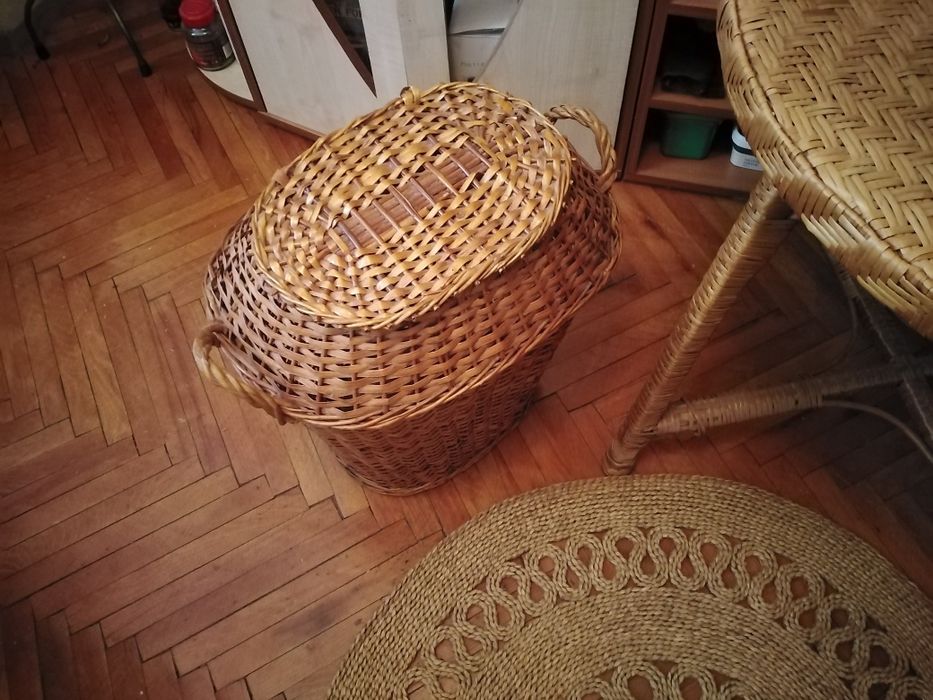 Плетени ратанова маса и рогозка