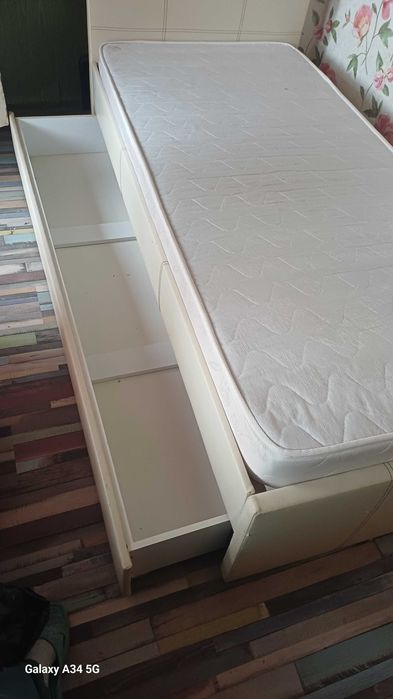 Единично легло с двулицев матрак