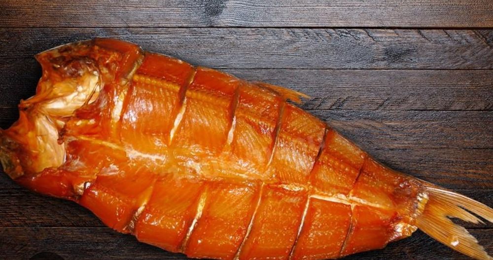 Продается копченая рыба.