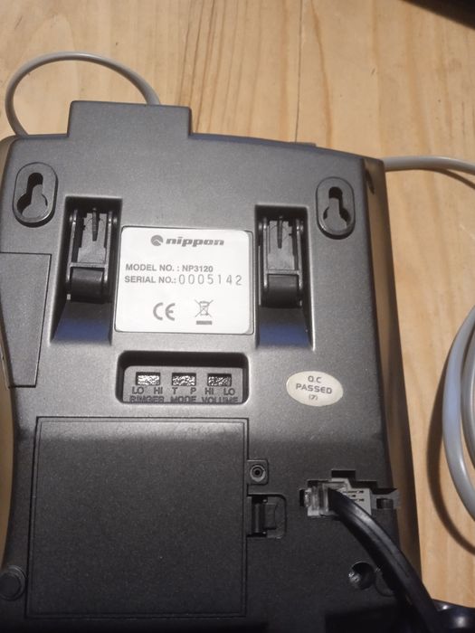 Продавам телефон със слушалка