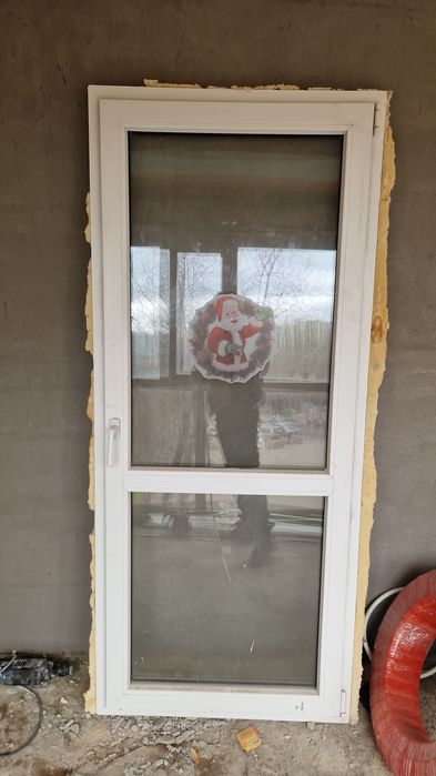 Продам б/у пластиковые двери, витраж