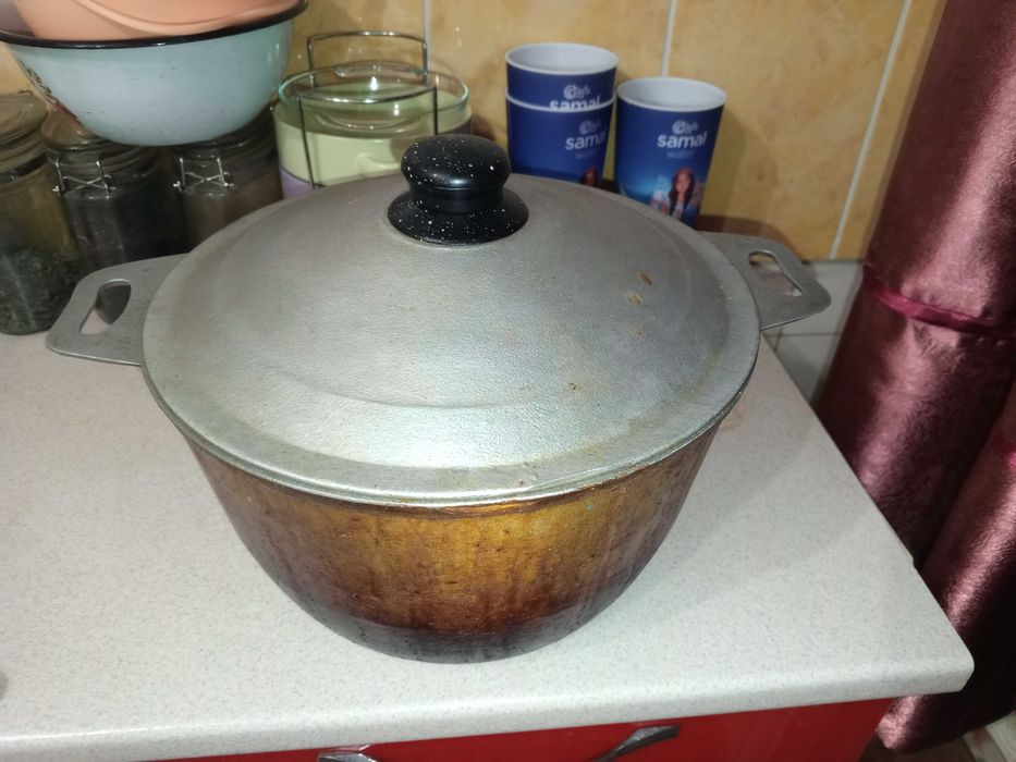 Большой казан из чугуна с крышкой