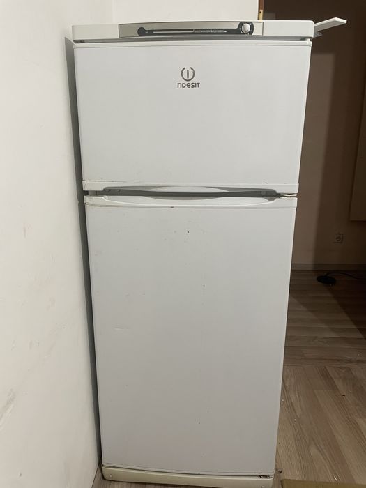 Холодильник indesit
