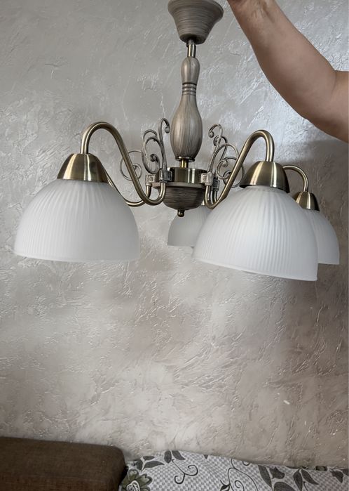 Люстра в хорошем состоянии