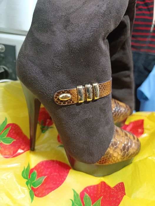 Зимние сапоги на высоком каблуке