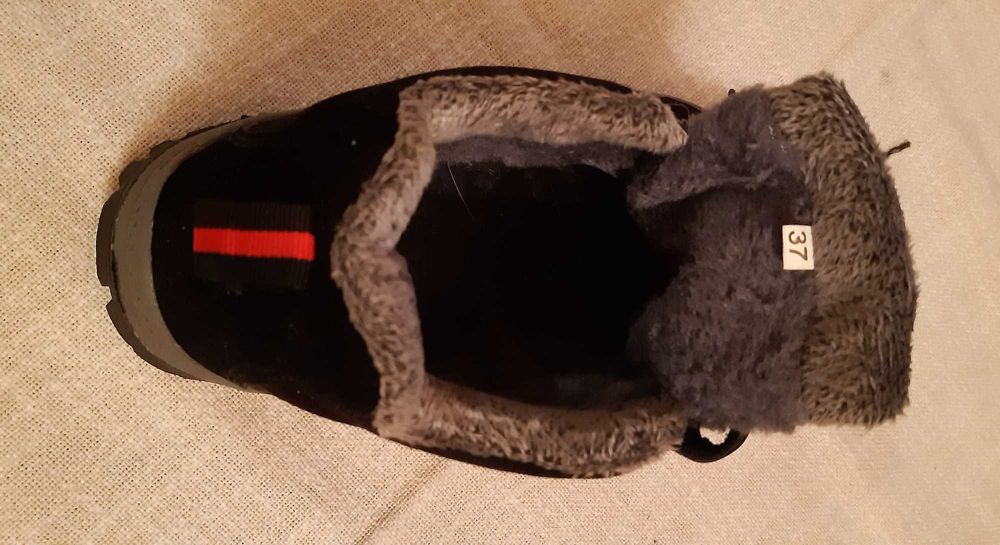 Продавам  нови зимни юношески обувки