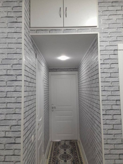 Срочно продает 2 ком.. квартира .67 мкв Азиз базар.