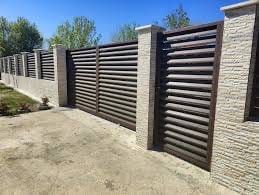Garduri si porti din sipca metalica, panouri stil jaluzele, tabla cutata, plasa bordurata, fier forjat, BCA si beton si alte modele disponibile