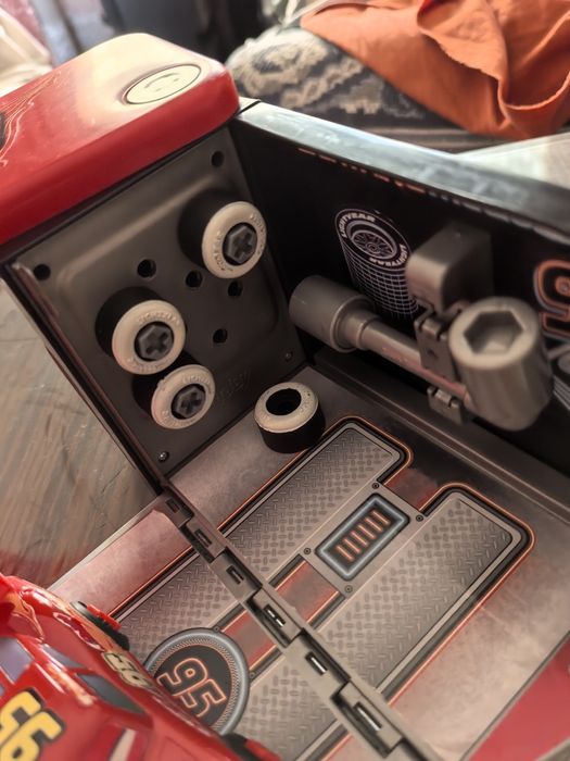 Играчка на fischer price и кола с гараж