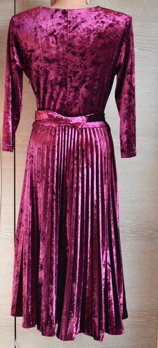 Два нарядных платья.