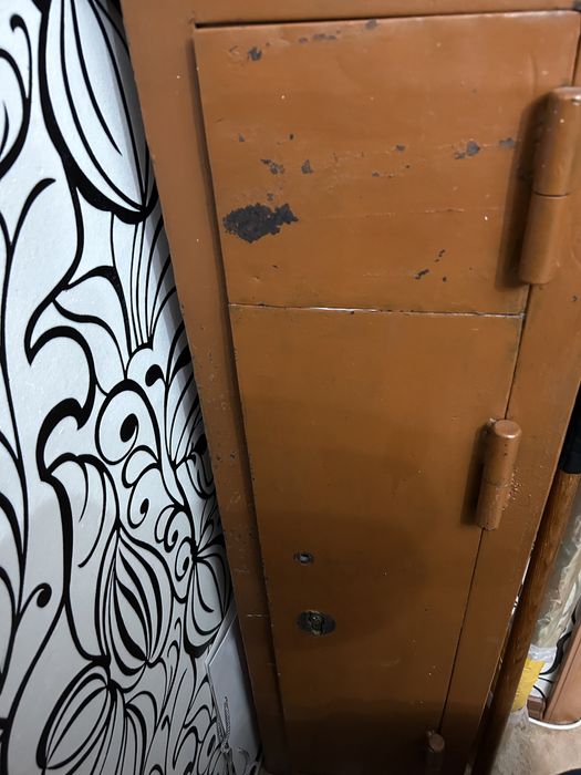 Продам сейф металлический.