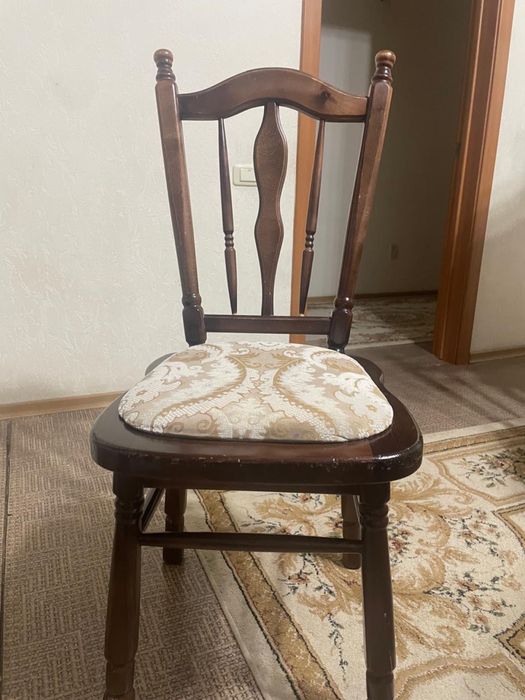 Кухонный стол со стульями