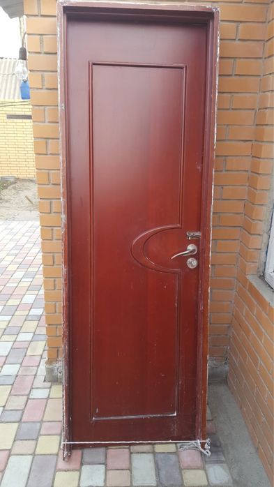 Дверь с рамой в сборе