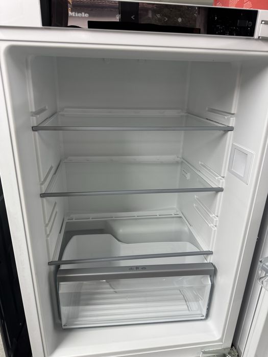 Хладилник за вграждане Miele A+++Безупречно състояние GERMANY Гаранция