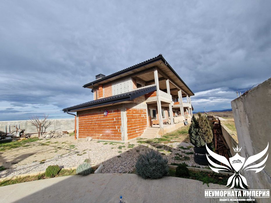 Продавам 3ет. къща 402РЗП, гараж и двор 460кв. гр.Асеновград,кв.Изток