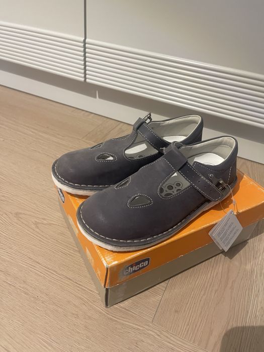 Продам детские кожанные сандали Чико