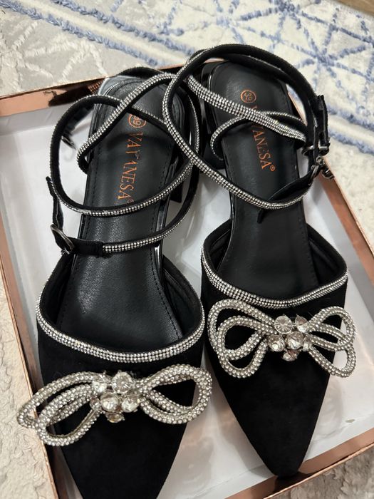 Вечерняя обувь со стразами