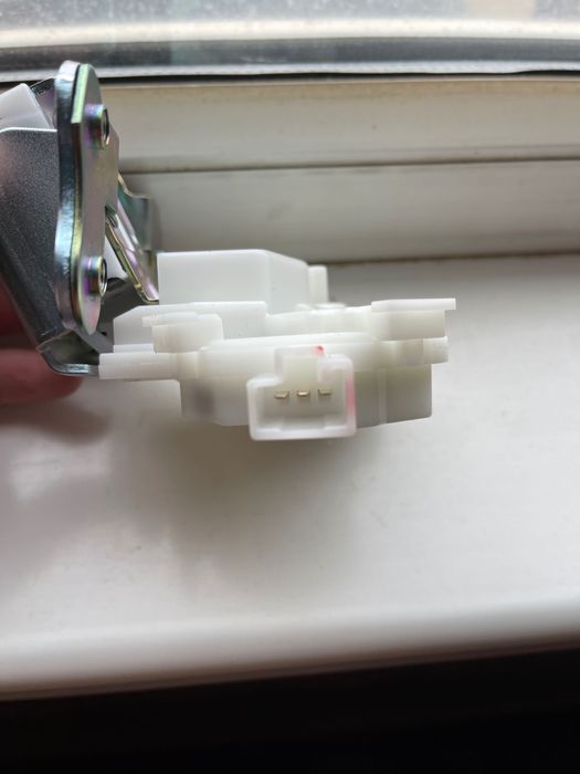 Замок багажника новый