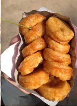 Mix de gogosi bile si donuts 20 lei 1 kg.