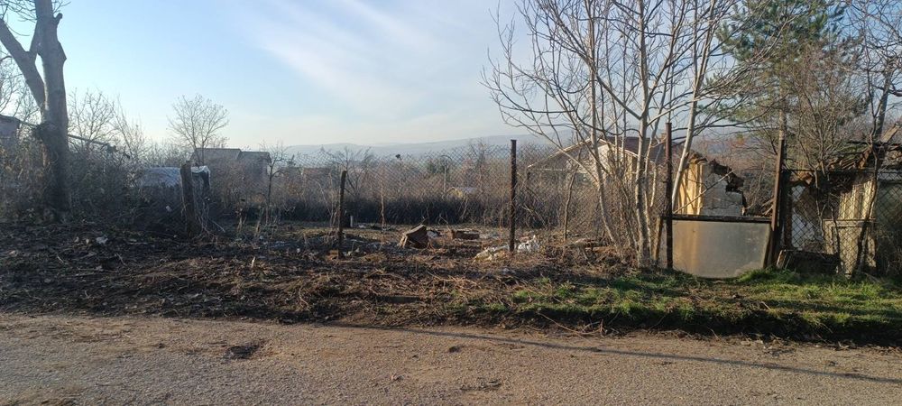 Парцел с петно за едноетажно строителство