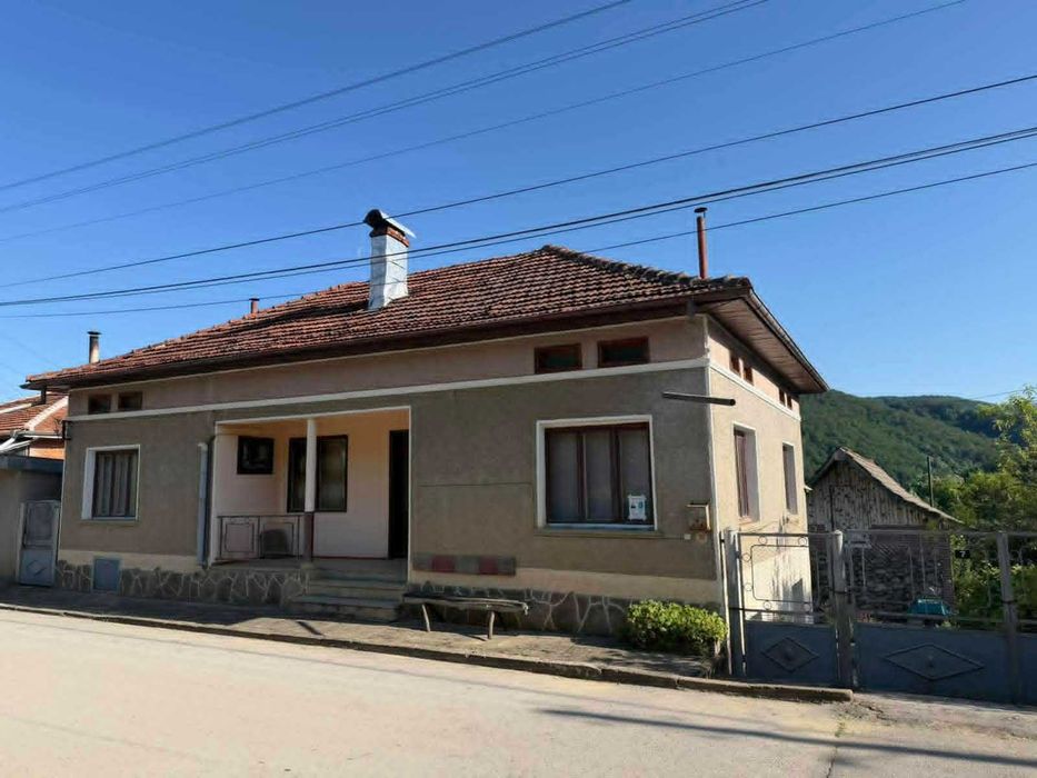 Продава къща с двор в Троянския Балкан
