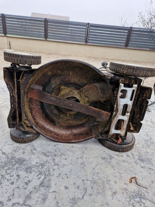 Masina de tuns iarba