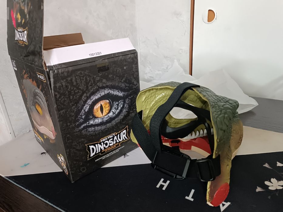 Голова динозавра от Helmet