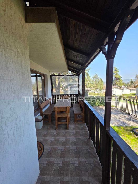 Двуетажна обзаведена къща с два гаража в Цигов чарк